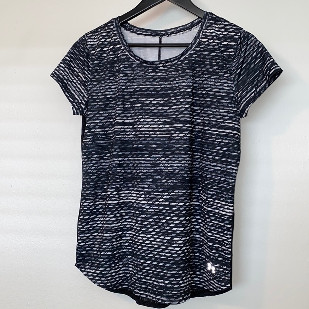 Medium Under Armour Athletic Short Sleeve Shirt